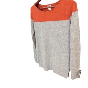 Club Monaco size M CASHMERE EUC Women's Colorblock Sweater in Orange and Gray